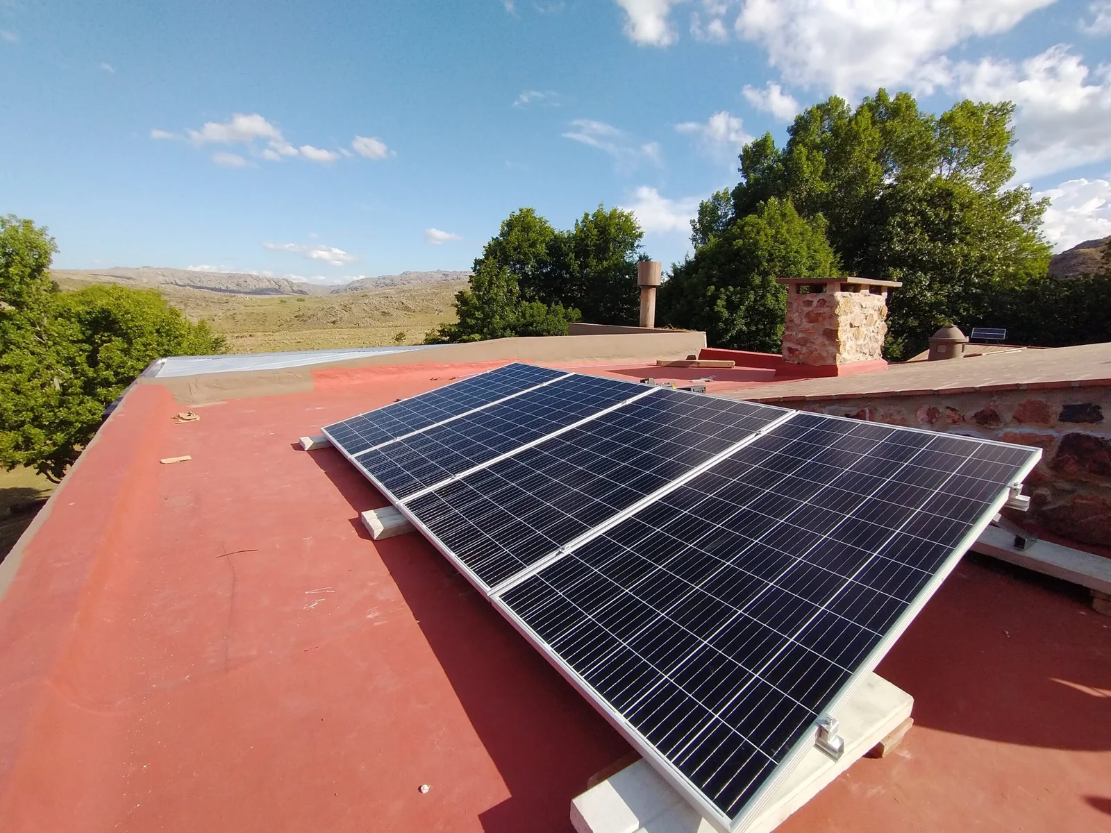 Sistema solar Off-Grid 3kW instalado en casa de campo Los Gigantes Sierras Córdoba